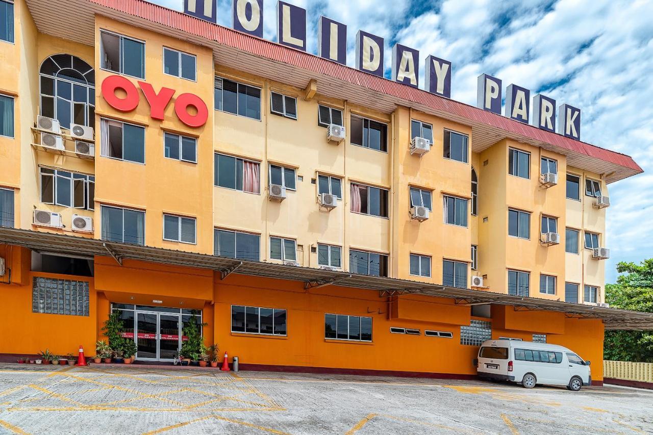 Oyo 89864 Hotel Holiday Park Kota Kinabalu Exteriör bild
