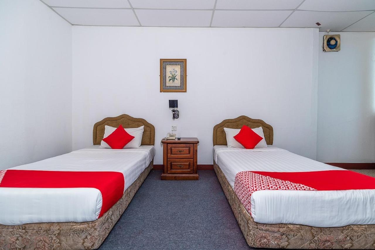 Oyo 89864 Hotel Holiday Park Kota Kinabalu Exteriör bild