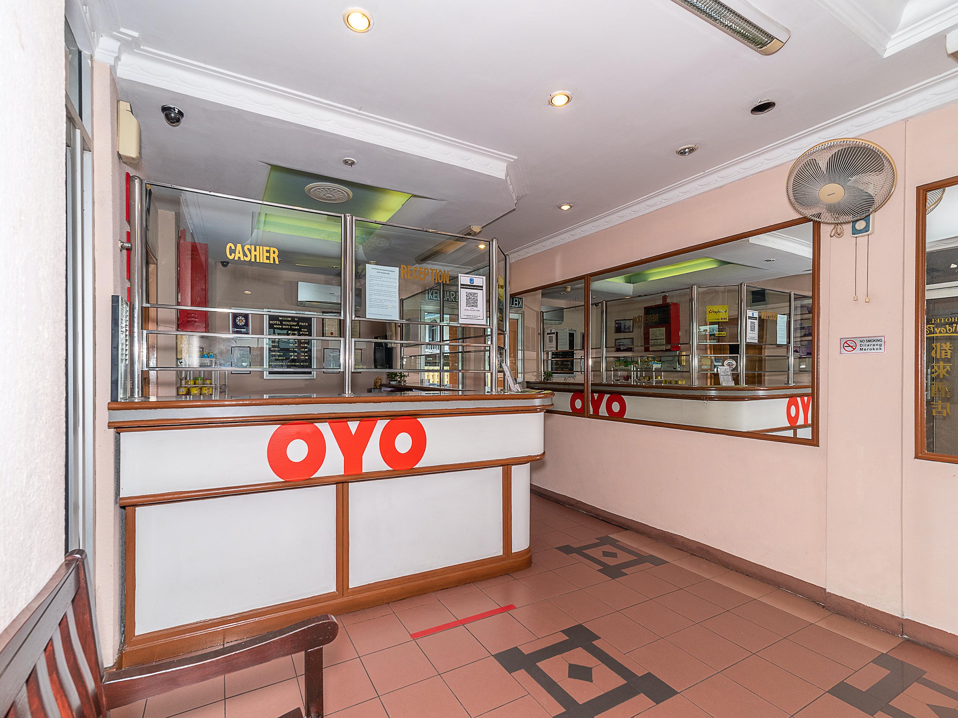 Oyo 89864 Hotel Holiday Park Kota Kinabalu Exteriör bild