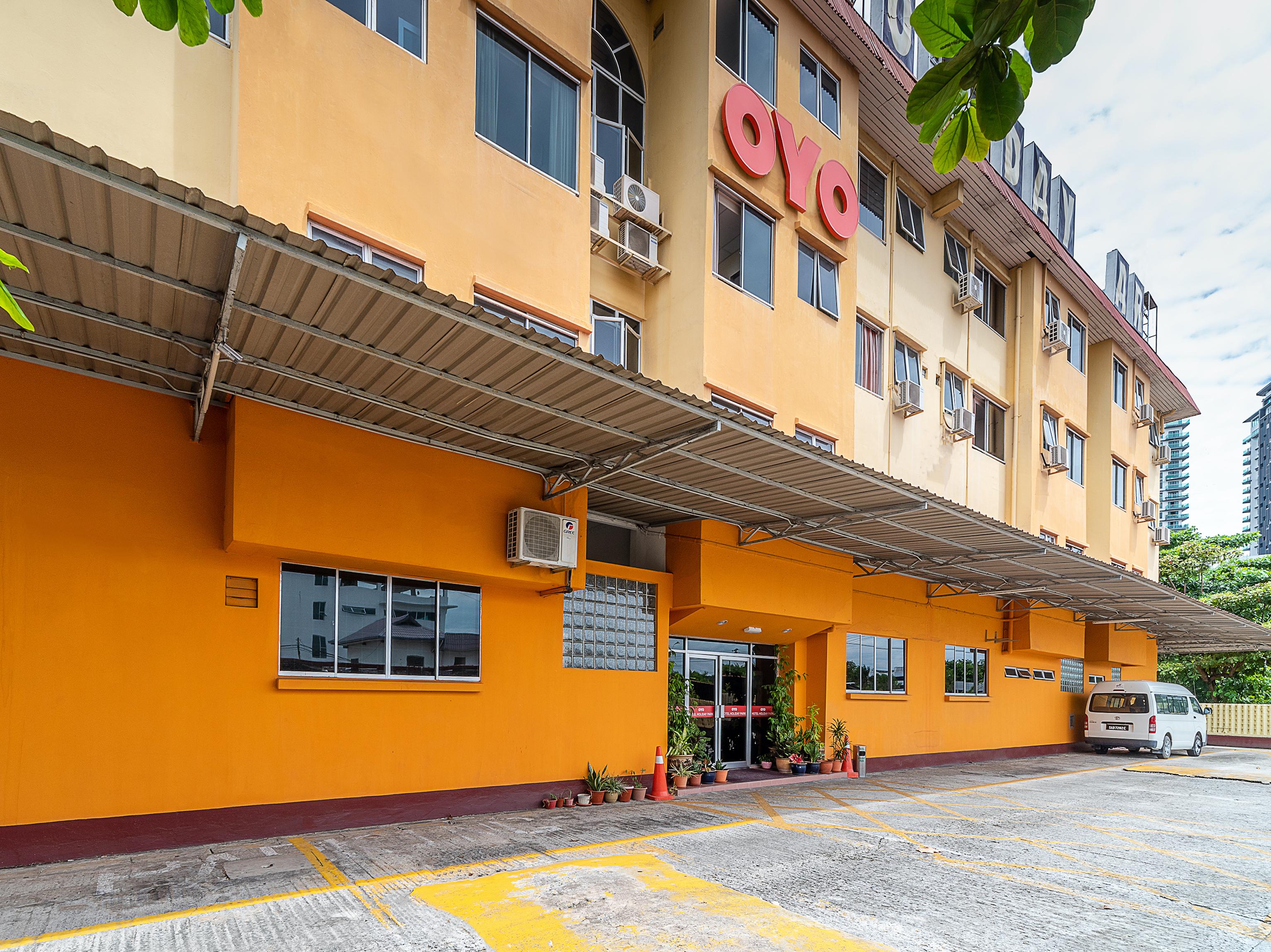 Oyo 89864 Hotel Holiday Park Kota Kinabalu Exteriör bild