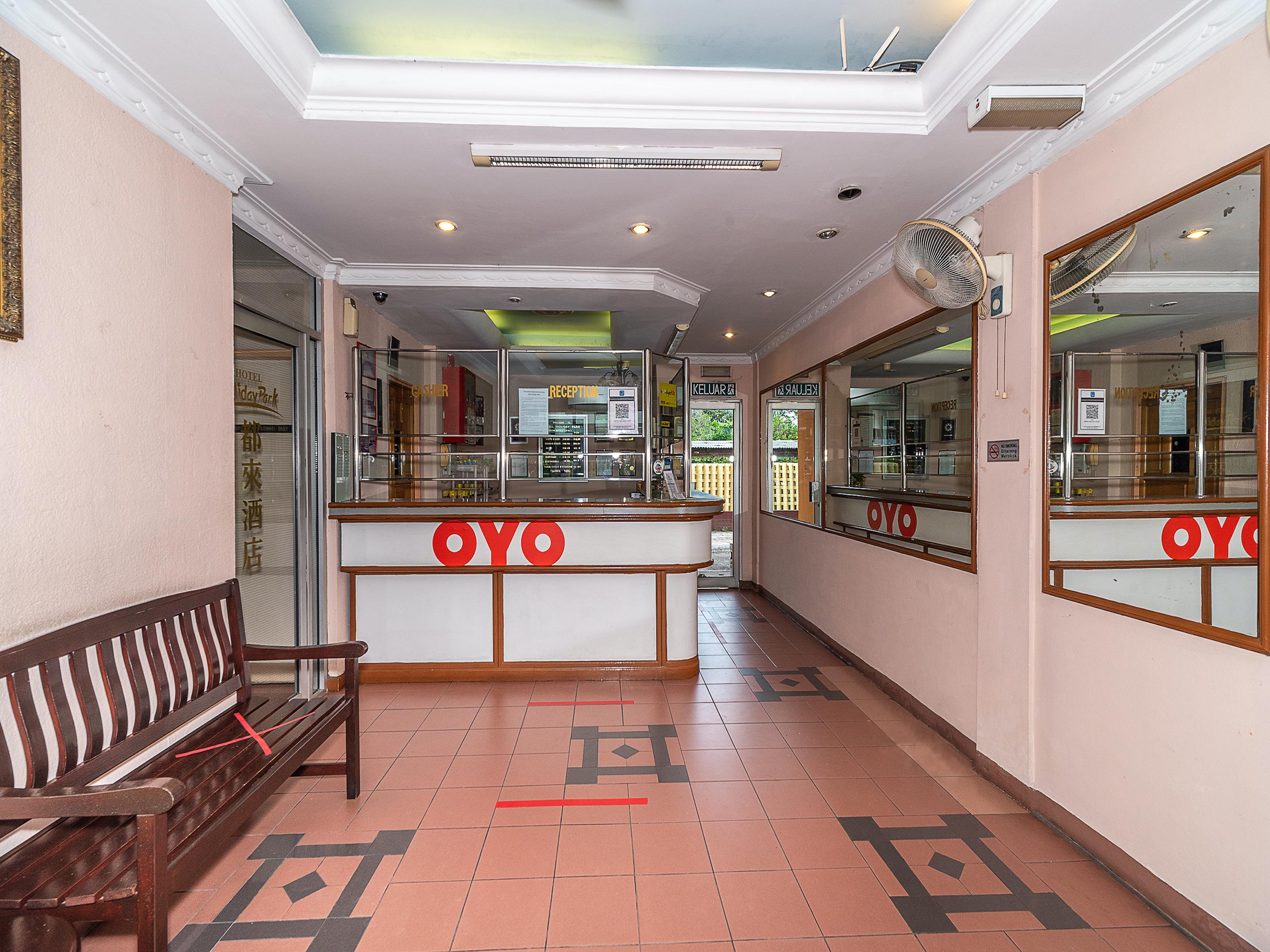 Oyo 89864 Hotel Holiday Park Kota Kinabalu Exteriör bild