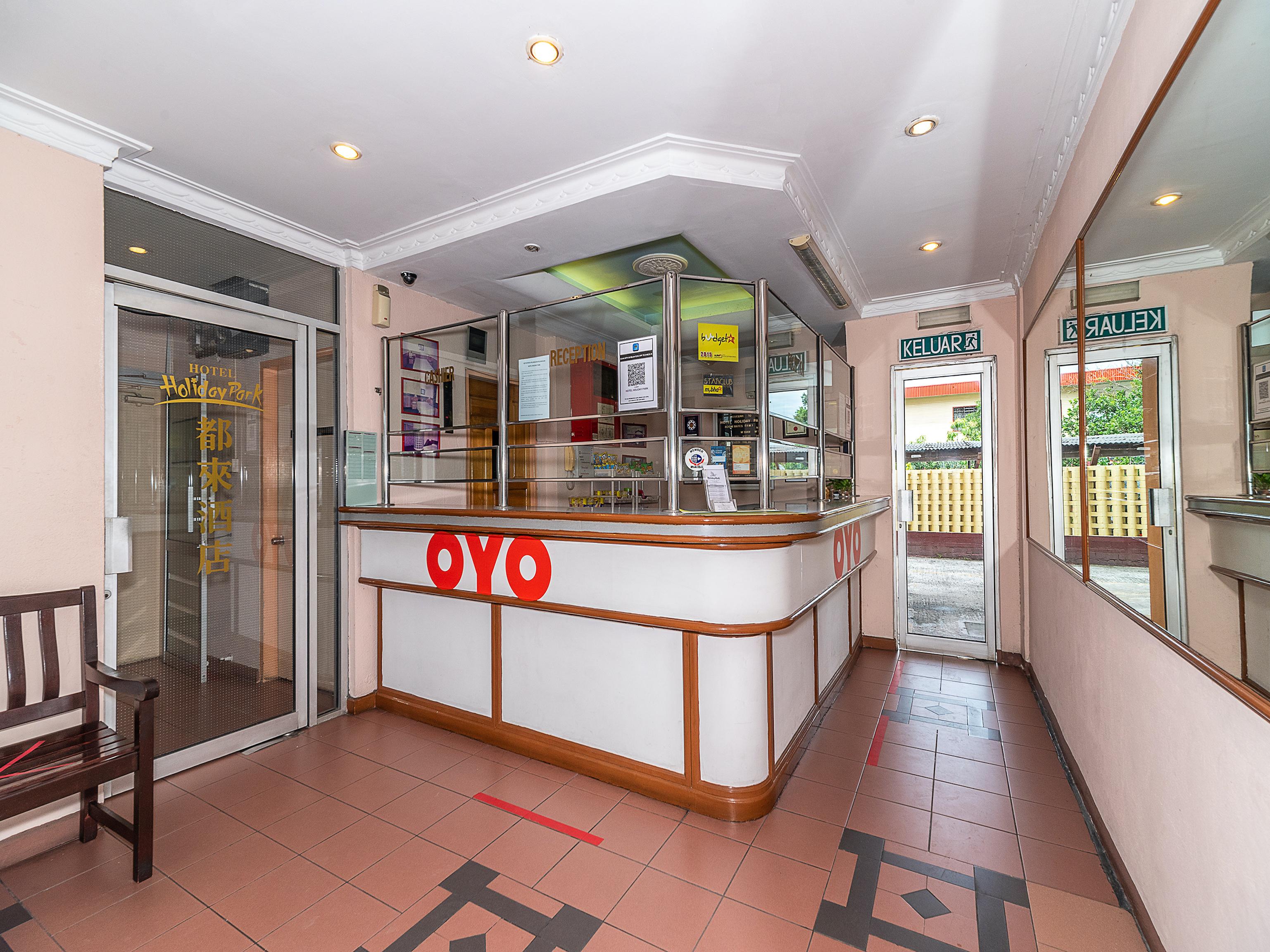 Oyo 89864 Hotel Holiday Park Kota Kinabalu Exteriör bild