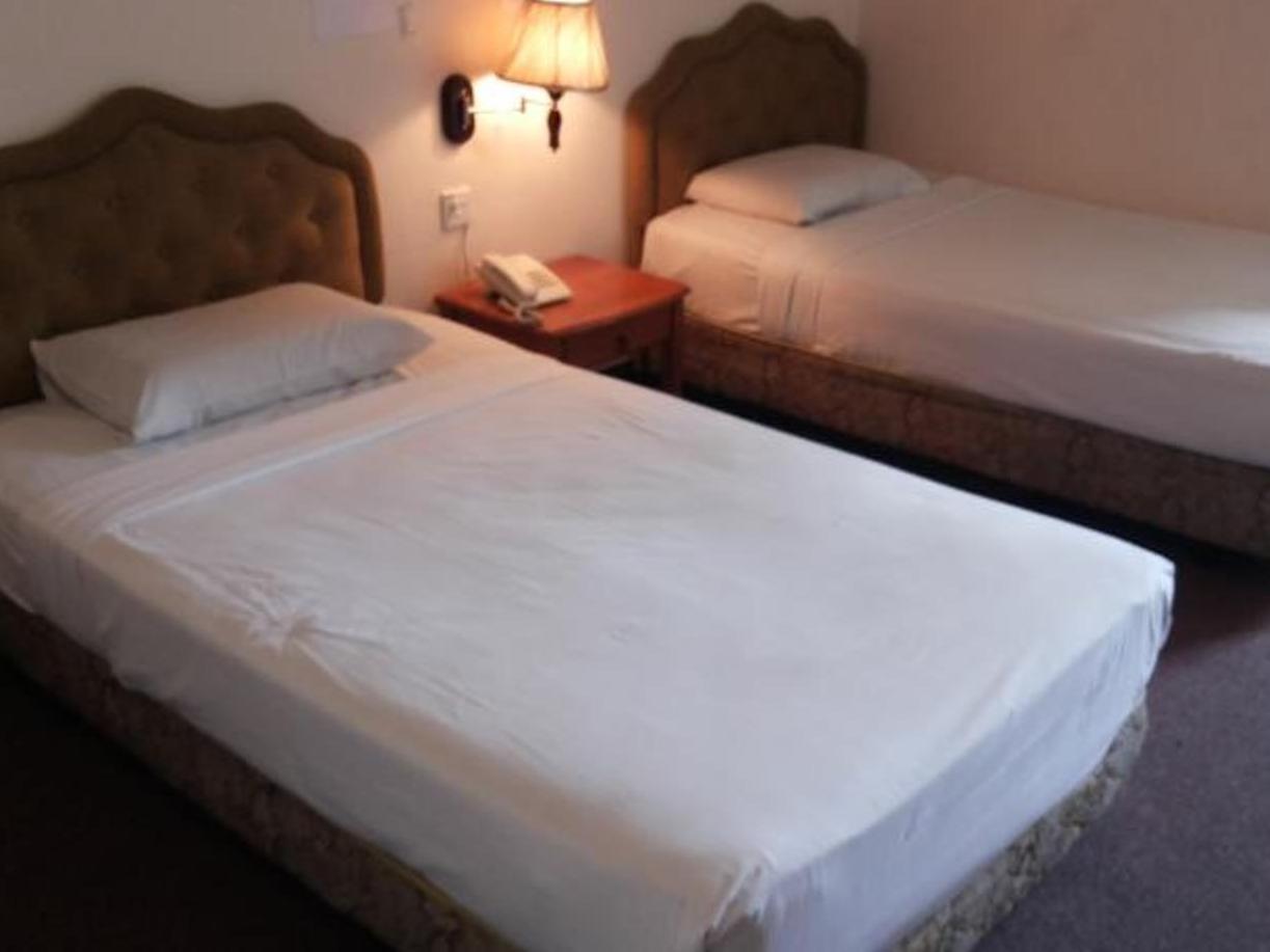Oyo 89864 Hotel Holiday Park Kota Kinabalu Exteriör bild