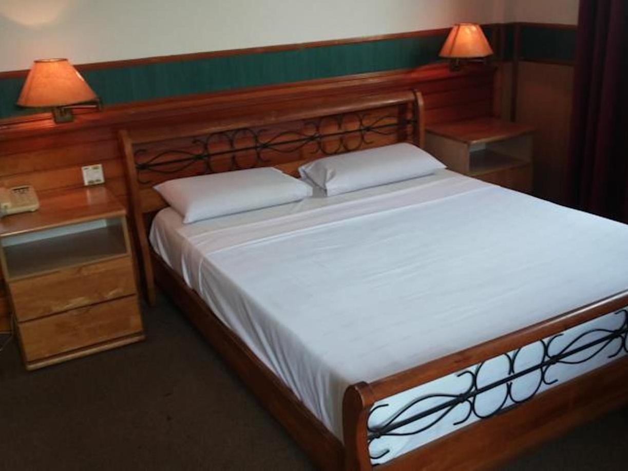 Oyo 89864 Hotel Holiday Park Kota Kinabalu Exteriör bild